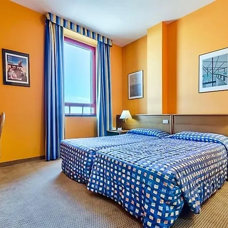 فندق Columbus Sea 4*